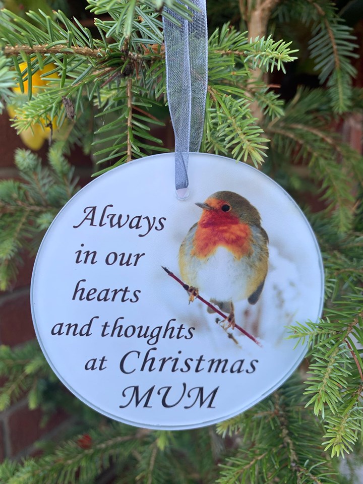 Mum - Memorial Glass Robin Christmas Bauble - Tree Decoration Xmas